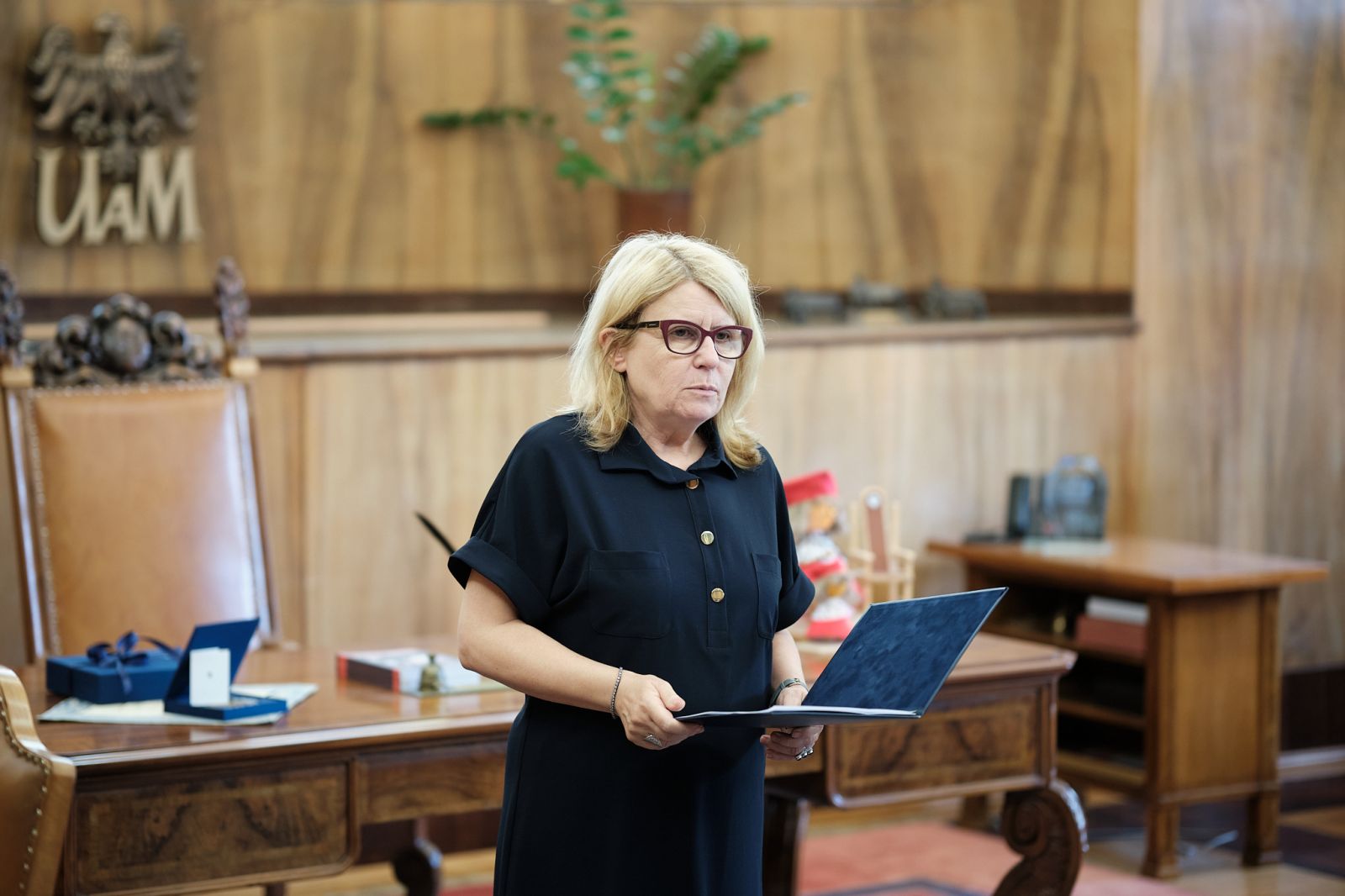 The posthumous award ceremony for the Alumno Bene Merenti medal to General Prof. Elżbieta Zawadzka, held in the AMU Rector's Office
