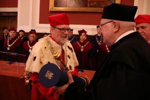 Zdjęcie - nadanie tytuł doktora honoris causa Uniwersytetu im. Adama Mickiewicza w Poznaniu prof. Januszowi Jurczakowi