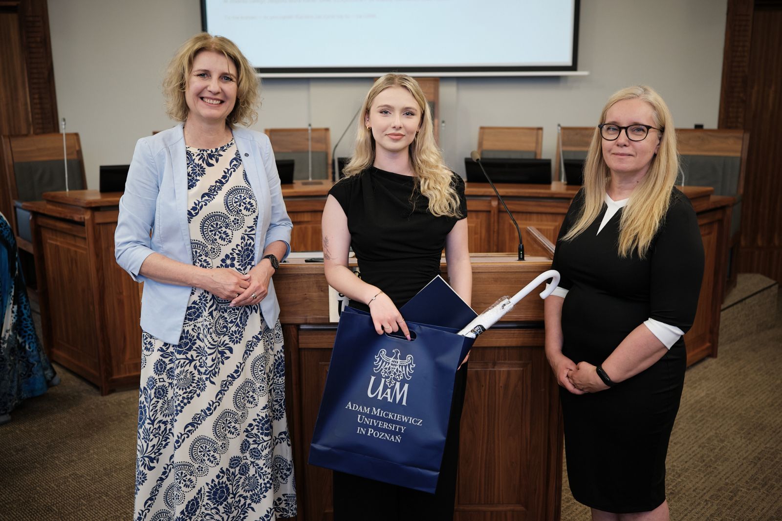 Prorektorka UAM prof. Joanna Wójcik i Kierowniczka Biura Karier Dorota Pisula z osobą nagrodzoną.