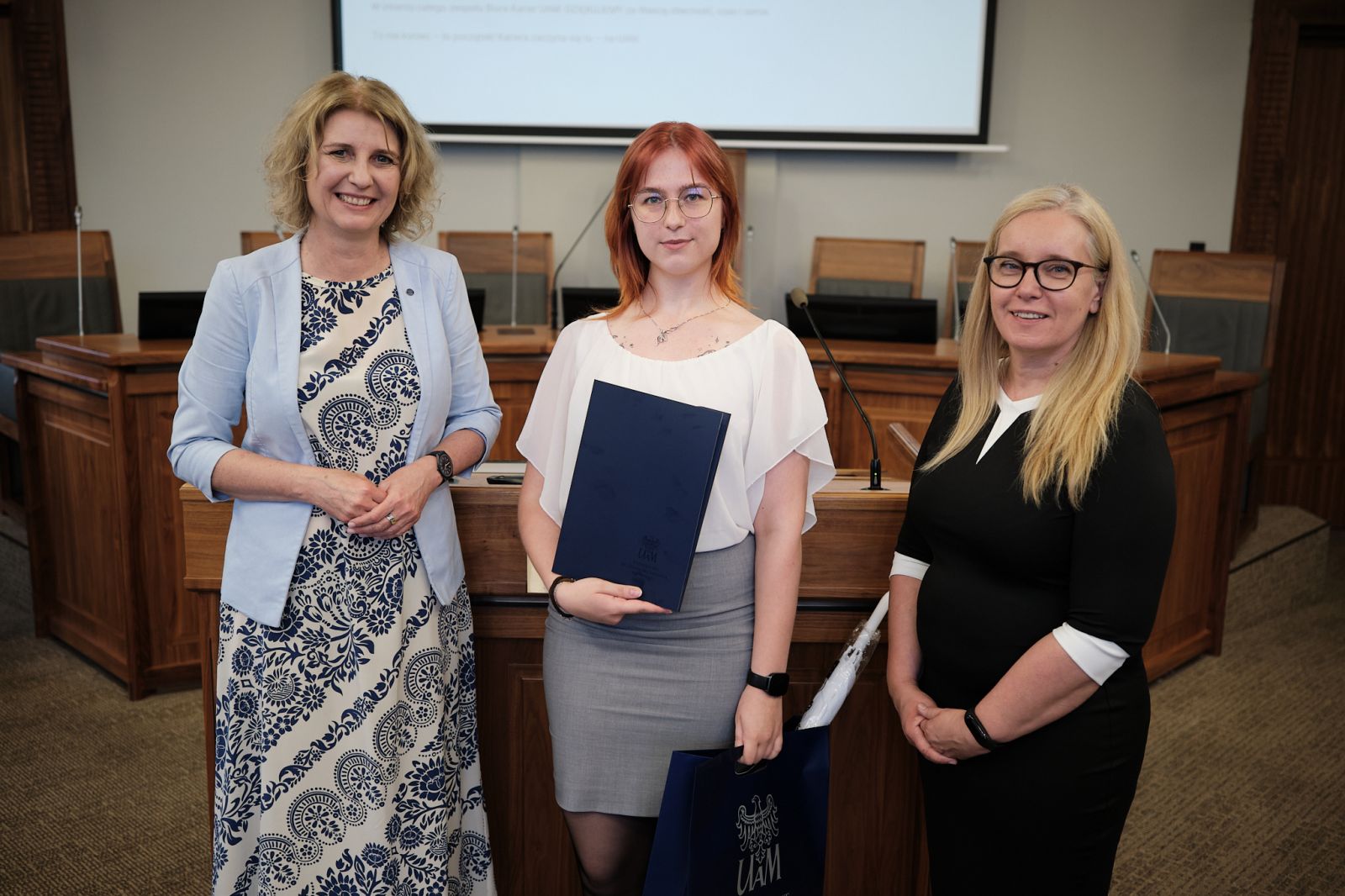 Prorektorka UAM prof. Joanna Wójcik i Kierowniczka Biura Karier Dorota Pisula z osobą nagrodzoną.