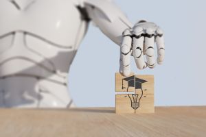 Robotyczna dłoń układająca drewniane klocki z grafiką żarówki i biretu akademickiego, symbolizującą połączenie sztucznej inteligencji i edukacji.