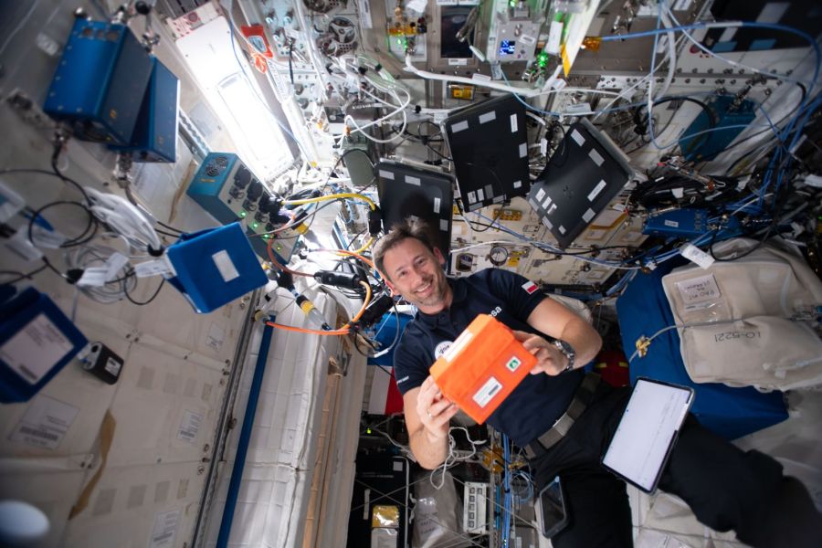 Polski astronauta Sławosz Uznański-Wiśniewski z payloadem eksperymentu Yeast TardigradeGene na Międzynarodowej Stacji Kosmicznej (ISS) podczas misji Axiom Mission 4.