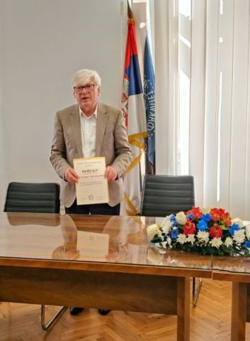 Prof. Zieliński during the presentation of honorary membership of the Serbian Slavic Sociaty at the Univeristy of Belgrade