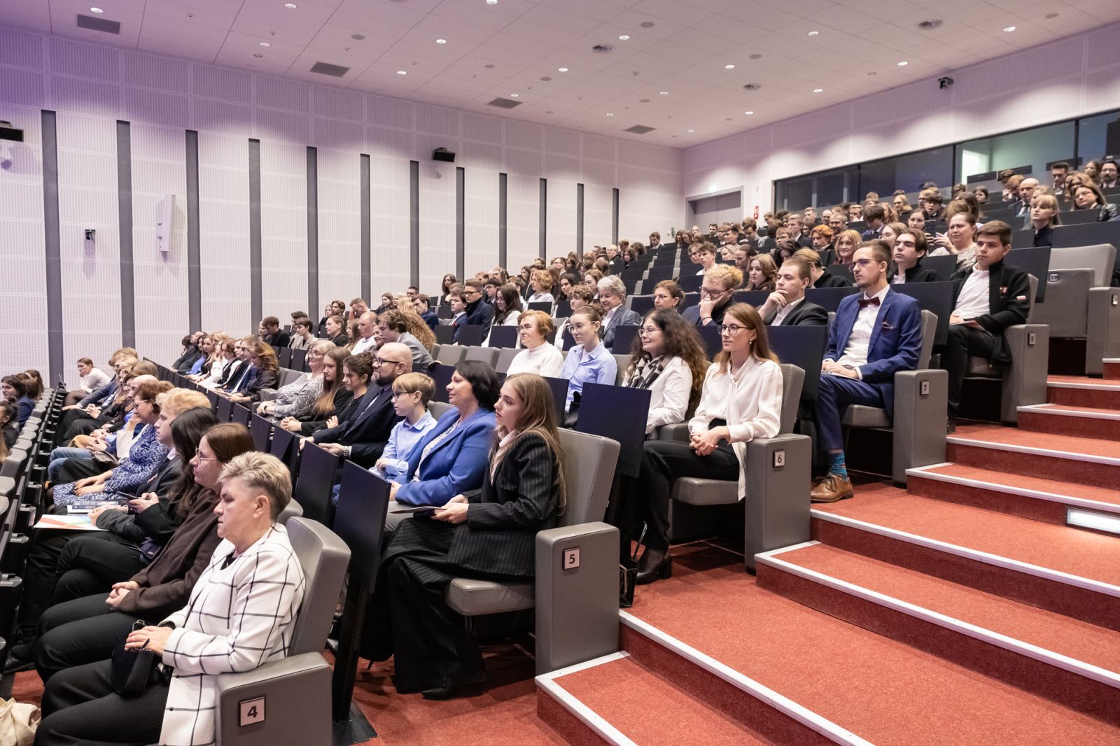 Widok pełnej sali podczas uroczystości