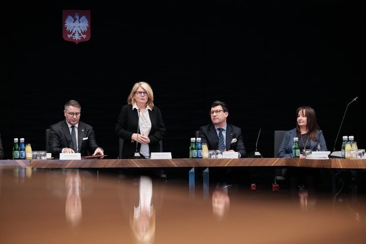 stół prezydialny - Władze PP i UAM oraz Dziekan WPiA