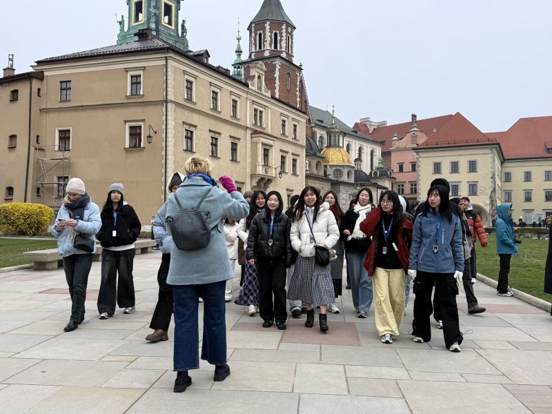  A photo of a group of students in Kraków’s Old Town and at Wawel