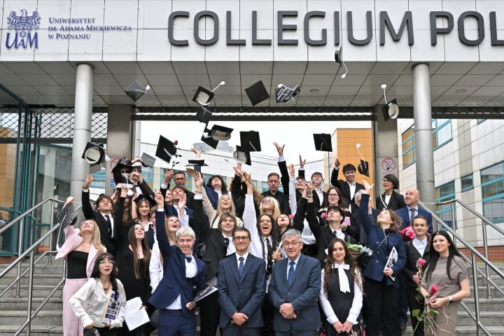 Pożegnanie maturzystów ULO - rzut biretami