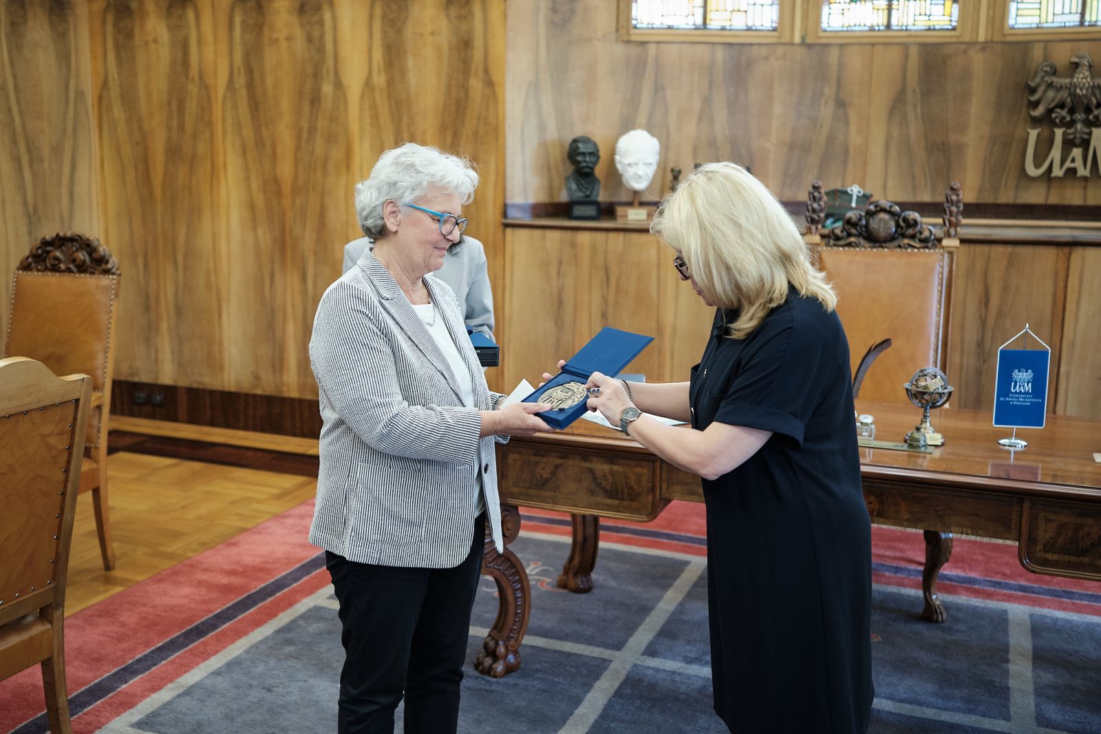 The posthumous award ceremony for the Alumno Bene Merenti medal to General Prof. Elżbieta Zawadzka, held in the AMU Rector's Office