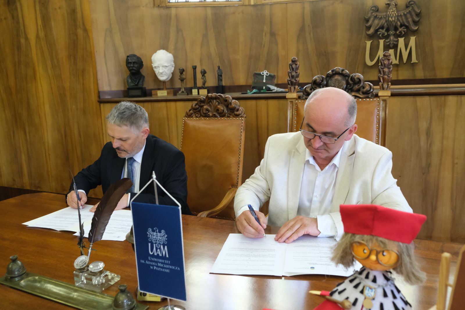 Prezes US i prorektor UAM podpisują umowę