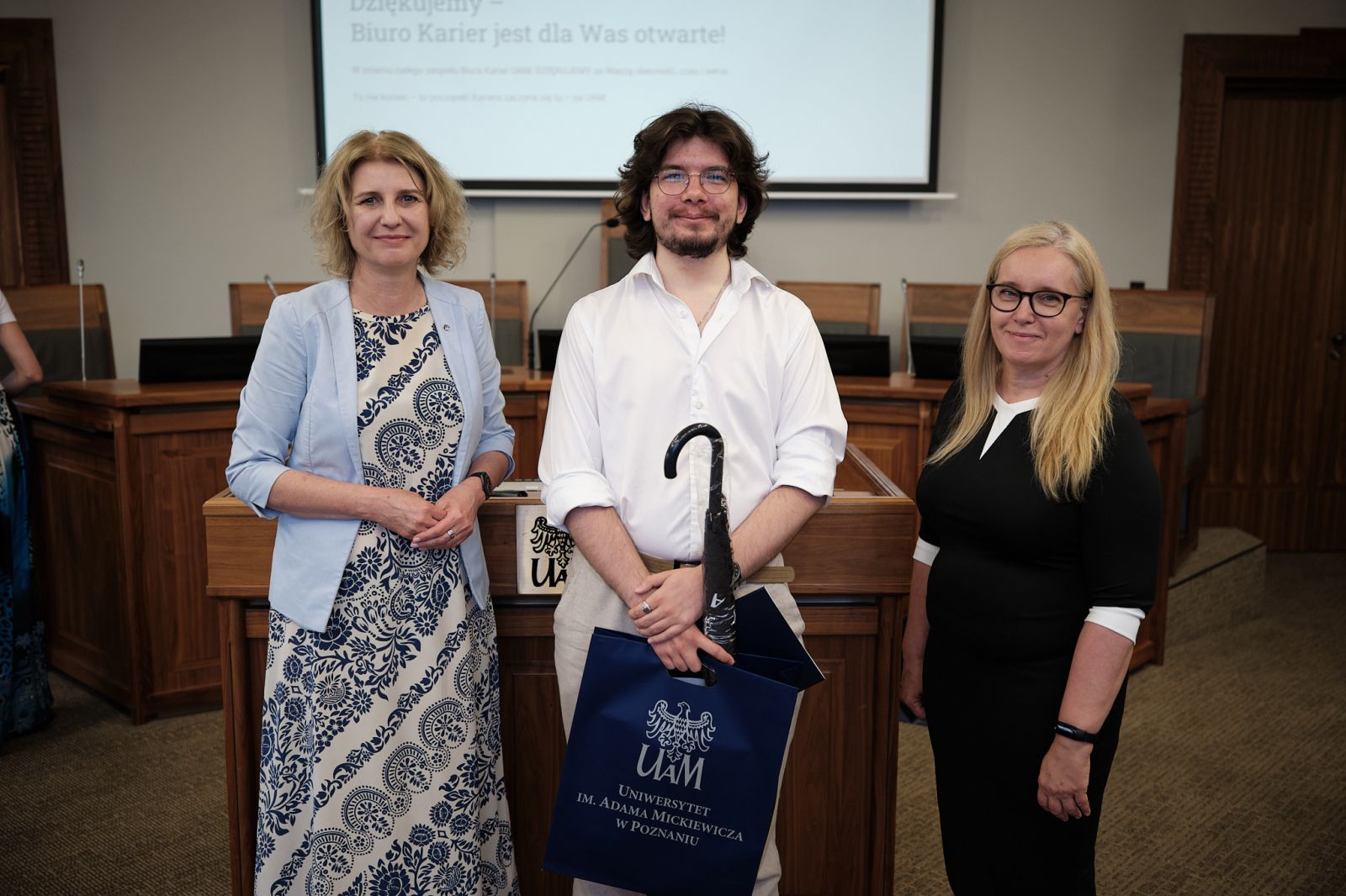 Prorektorka UAM prof. Joanna Wójcik i Kierowniczka Biura Karier Dorota Pisula z osobą nagrodzoną.