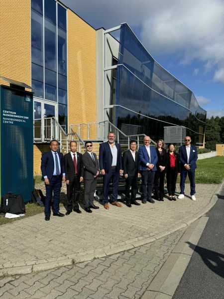 Delegacja przed budynkiem Centrum NanoBioMedycznego UAM