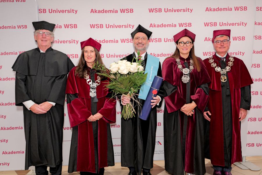 Prof. Marek Kwiek i władze oraz naukowcy z WSB
