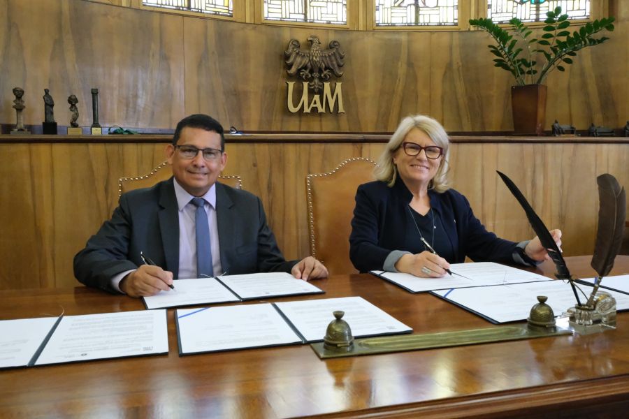 signing ceremony of cooperation agreement between AMU and Universidad Estatal Amazónica