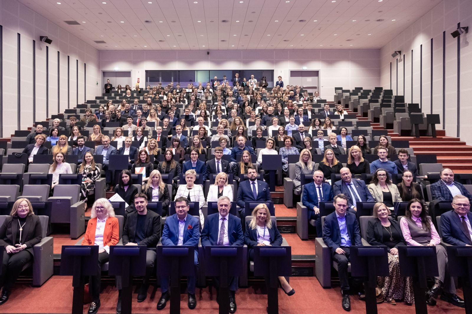 Widok pełnej sali podczas uroczystości