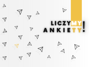 Minimalistyczna grafika z napisem „Liczymy ankiety!” na jasnym tle, ozdobiona drobnymi symbolami papierowych samolotów w odcieniach szarości i żółci.