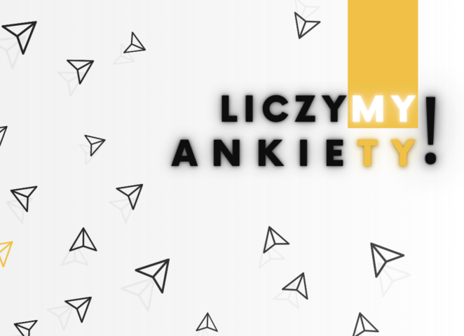 Minimalistyczna grafika z napisem „Liczymy ankiety!” na jasnym tle, ozdobiona drobnymi symbolami papierowych samolotów w odcieniach szarości i żółci.