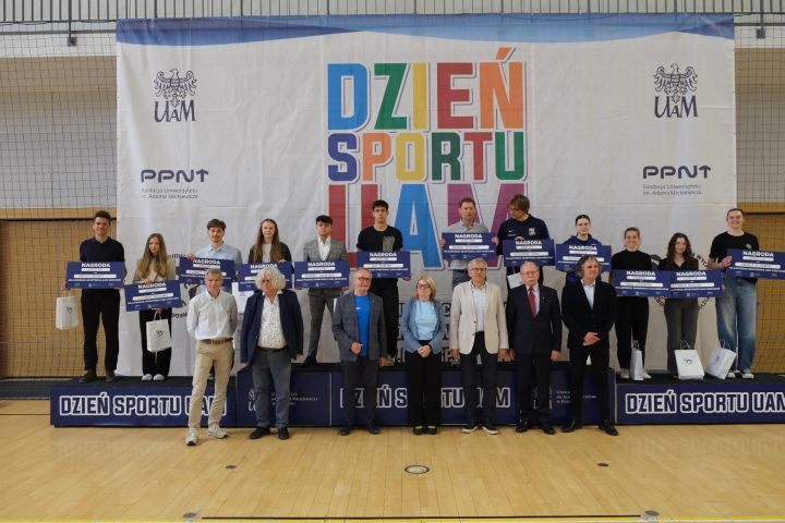 Dzień Sportu - zdjęcie zbiorowe osób nagrodzonych oraz Władz UAM
