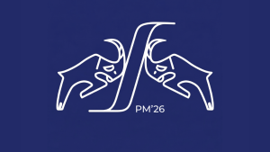 Granatowa plansza z białym, linearnym logo PM’26 przedstawiającym dwa stylizowane baranie profile po obu stronach ozdobnej litery.