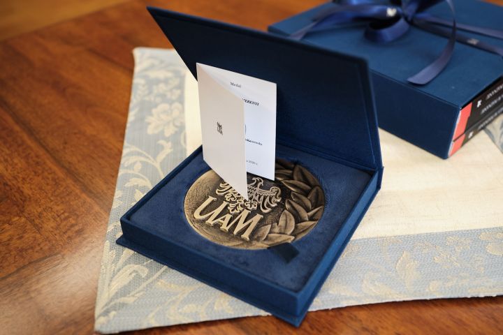 The posthumous award ceremony for the Alumno Bene Merenti medal to General Prof. Elżbieta Zawadzka, held in the AMU Rector's Office