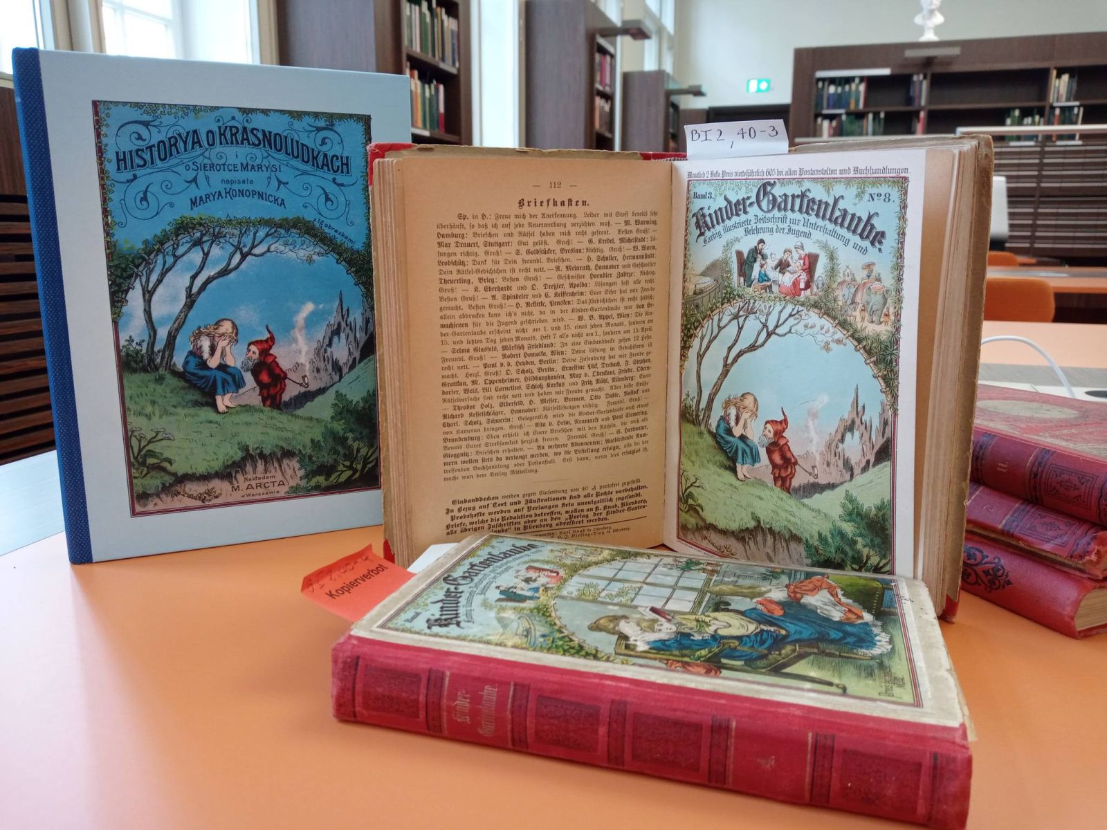 Najważniejszy numer „Kinder-Gartenlaube”, którego ilustracja okładkowa stała się podstawą dla okładki wydania Arcta, zestawiona z reprintem „O krasnoludkach...” z 2016 roku.