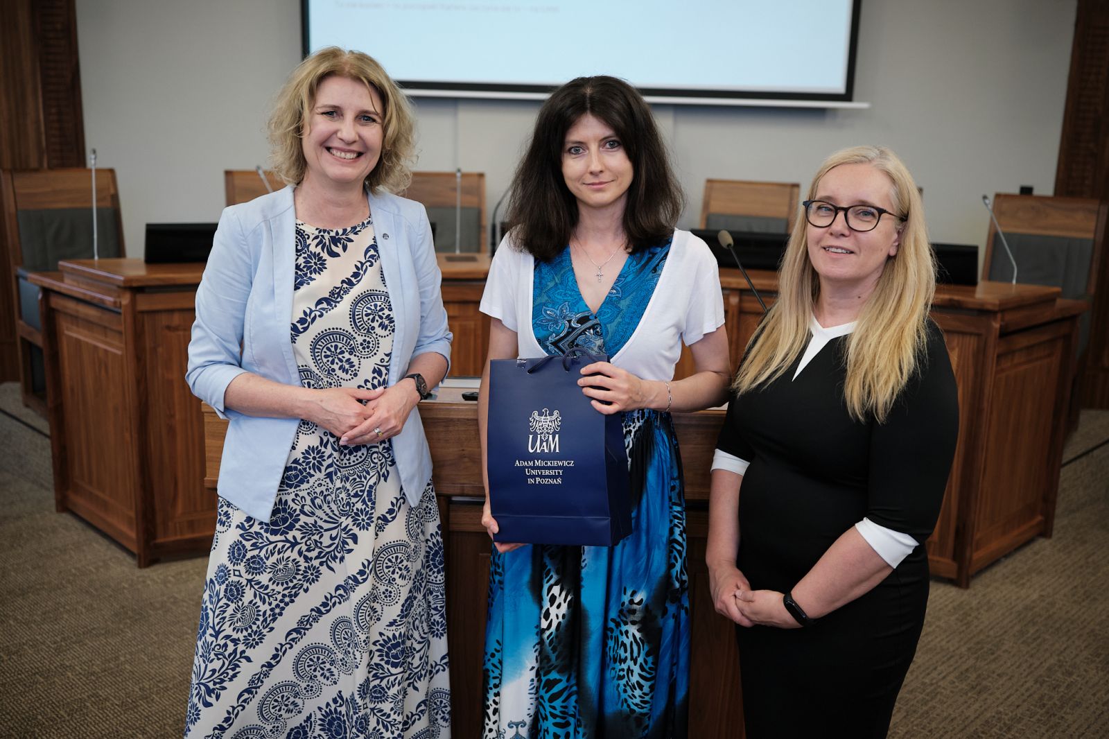 Prorektorka UAM prof. Joanna Wójcik i Kierowniczka Biura Karier Dorota Pisula z osobą nagrodzoną.