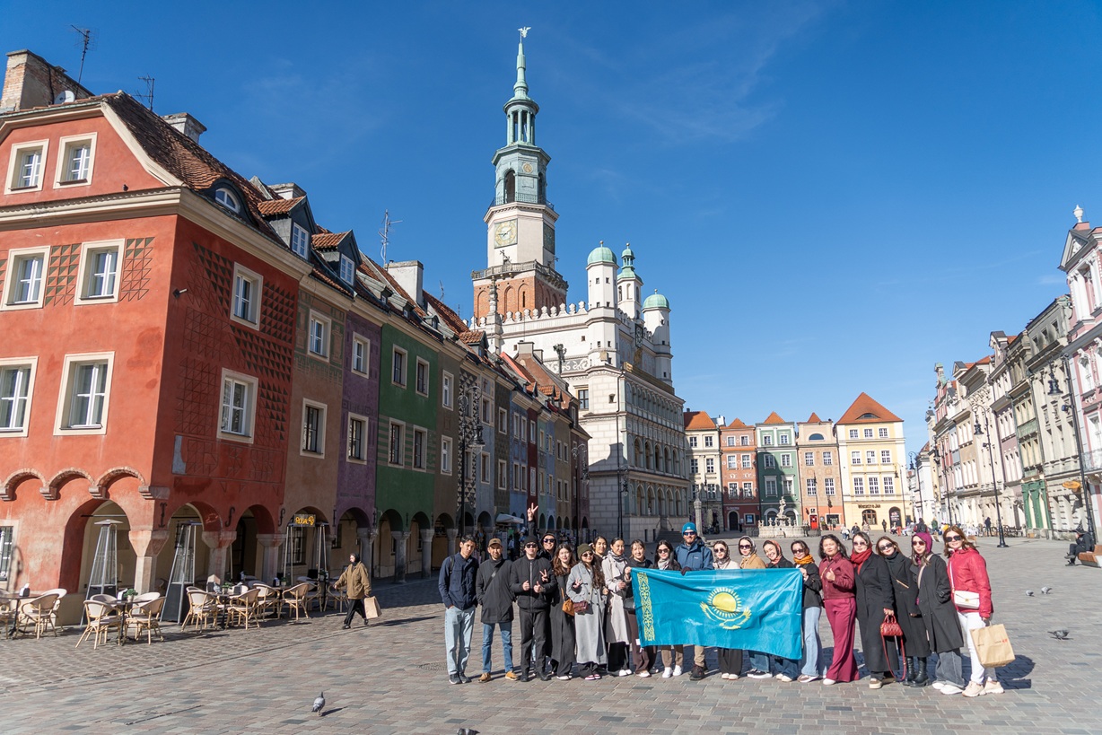 Internship Participants posing to the photograph on the Old Square in Poznań