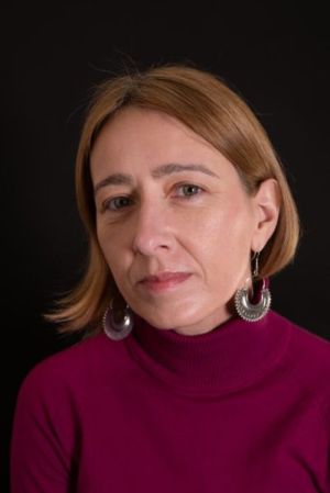 Portait photo of dr Justya Prusinowska on the black backgroud. 
