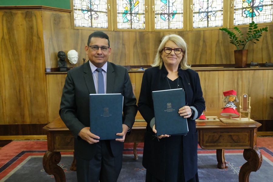 signing ceremony of cooperation agreement between AMU and Universidad Estatal Amazónica