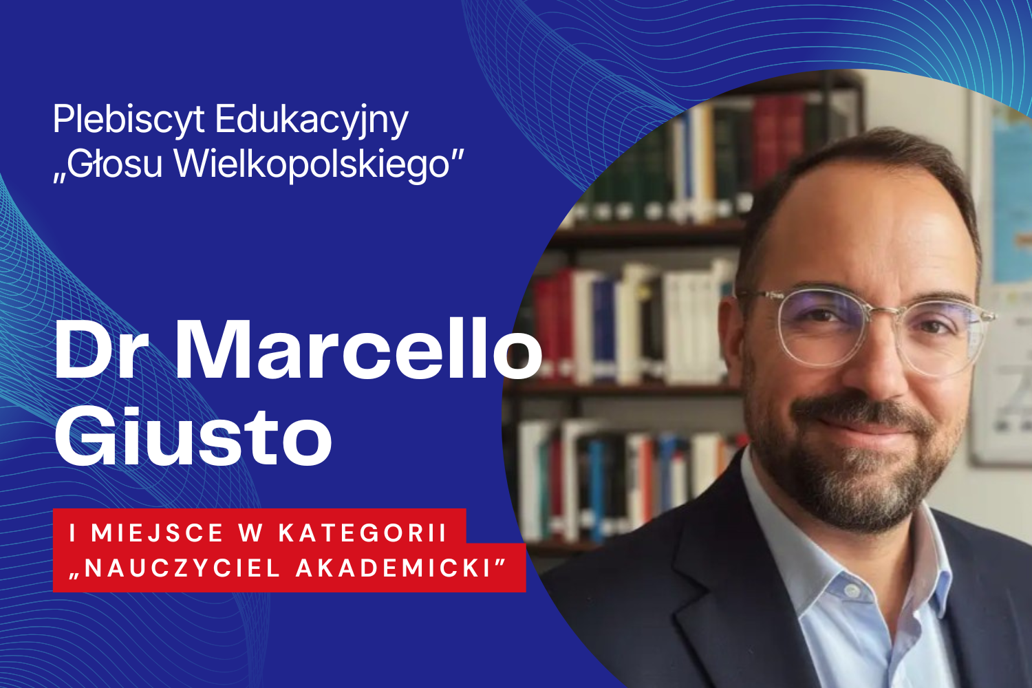 Grafika informująca o sukcesie dr. Marcella Giusto w Plebiscycie Edukacyjnym „Głosu Wielkopolskiego”. Po lewej stronie granatowe tło z napisem: „Dr Marcello Giusto – I miejsce w kategorii ‘Nauczyciel akademicki’”, po prawej portret dr. Giusto.