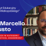 Grafika informująca o sukcesie dr. Marcella Giusto w Plebiscycie Edukacyjnym „Głosu Wielkopolskiego”. Po lewej stronie granatowe tło z napisem: „Dr Marcello Giusto – I miejsce w kategorii ‘Nauczyciel akademicki’”, po prawej portret dr. Giusto.