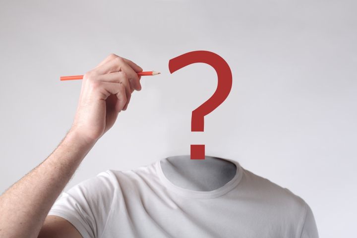 Sylwetka osoby bez głowy, nad której szyją widnieje czerwony znak zapytania, a obok uniesiona dłoń trzyma ołówek.