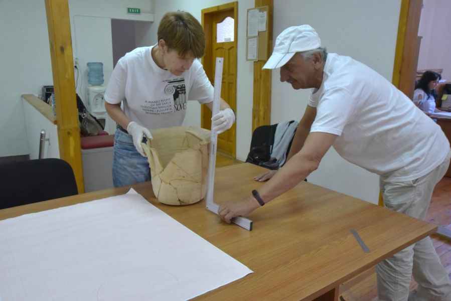 Prof. UAM Elena Klenina i prof. Andrzej B. Biernacki wykonują pomiary starożytnego nocnika ustawionego na stole