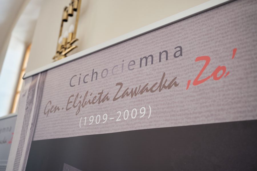 Fragment planszy wystawowej z napisem „Cichociemna Gen. Elżbieta Zawacka (1909–2009)” widoczny w zbliżeniu na jasnym tle.
