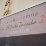 Fragment planszy wystawowej z napisem „Cichociemna Gen. Elżbieta Zawacka (1909–2009)” widoczny w zbliżeniu na jasnym tle.