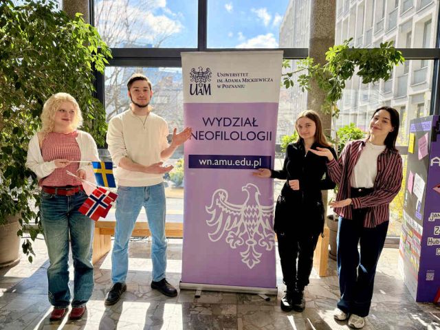 Grupa studentów w budynku Wydziału Neofilologii  