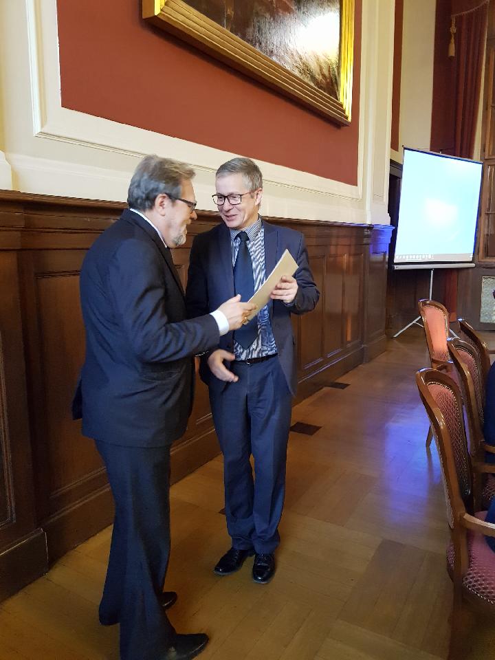 Prof. UAM dr hab. Andrzej Lesicki, Rektor UAM, podczas spotkania wręczał akty powołania członkom komitetu
