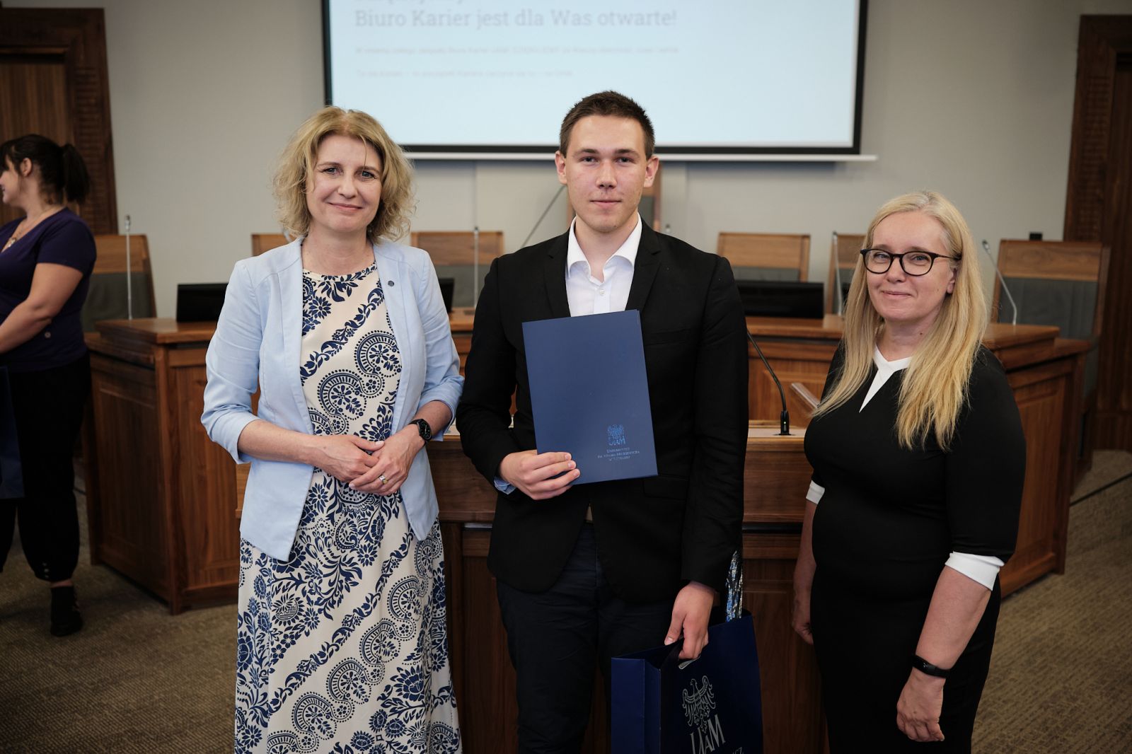 Prorektorka UAM prof. Joanna Wójcik i Kierowniczka Biura Karier Dorota Pisula z osobą nagrodzoną.