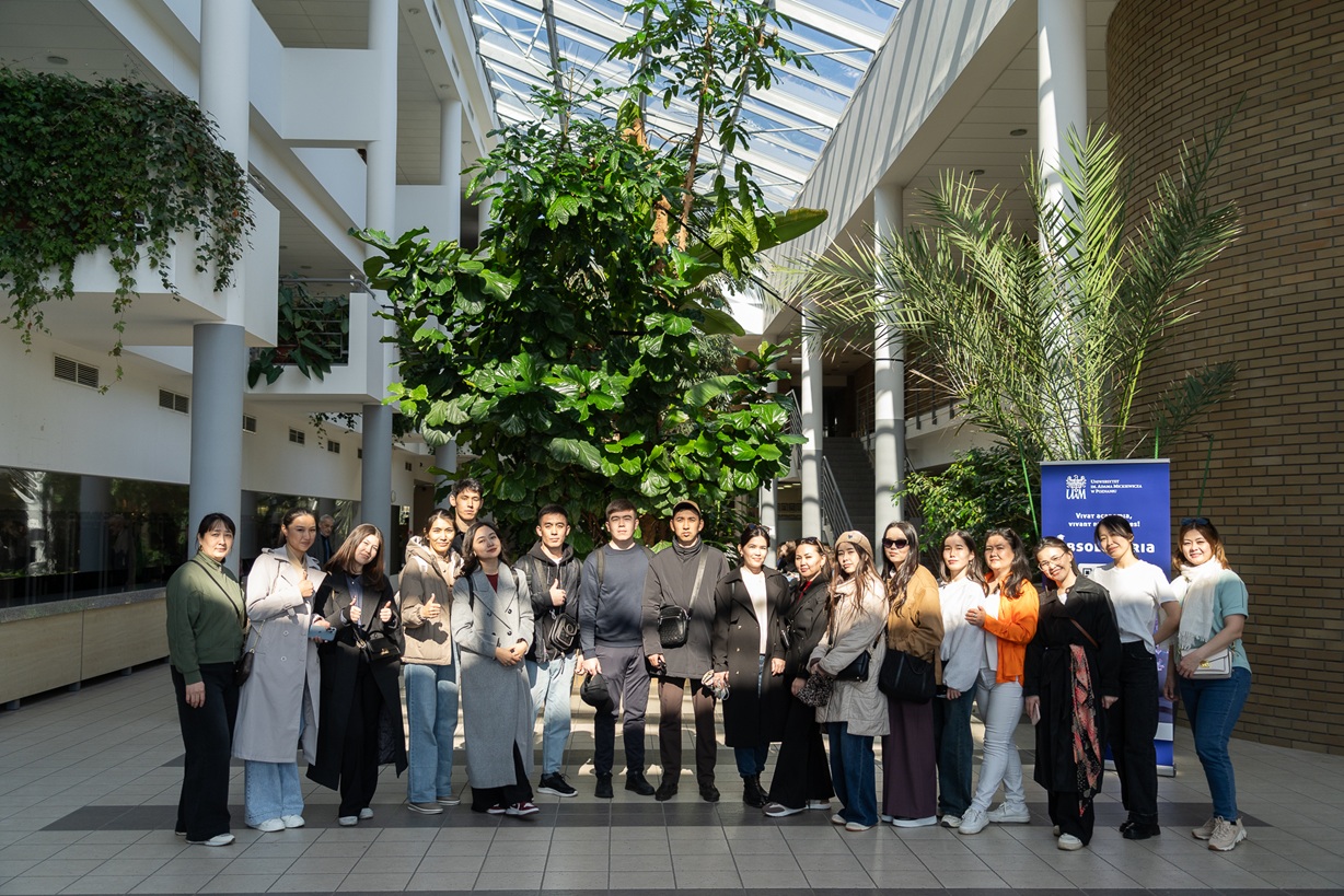 Internship Participants posing to the picture at main hall of the AMU Faculty of Biology.