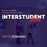 Plakat konkursu Interstudent 2026. Na tle korytarza uczelnianego stoi czworo studentów rozmawiających ze sobą. Na grafice widnieją napisy: ‘Become the best international student in Poland’, ‘INTERSTUDENT 2026’, ‘Apply by 10 December!’.