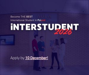 Plakat konkursu Interstudent 2026. Na tle korytarza uczelnianego stoi czworo studentów rozmawiających ze sobą. Na grafice widnieją napisy: ‘Become the best international student in Poland’, ‘INTERSTUDENT 2026’, ‘Apply by 10 December!’.