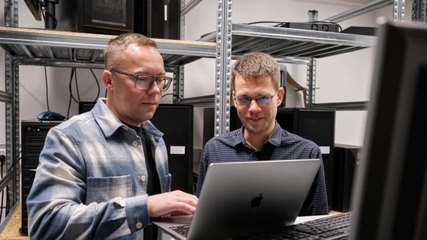Professors: Andrzej Zieleziński i Jakub Barylski in their laboratory, working on the project