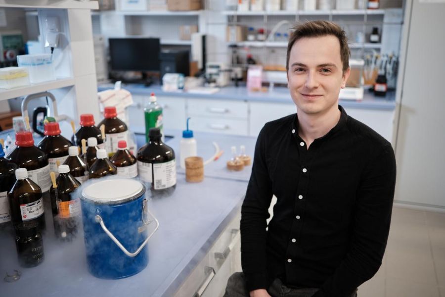 Dr Dariusz Lewandowski w laboratorium