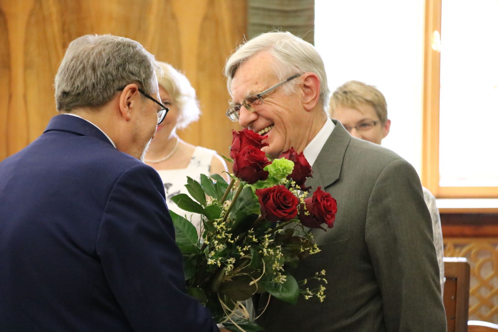 Zdjęcie - wręczanie kwiatów panu Andrzejowi Wituskiemu