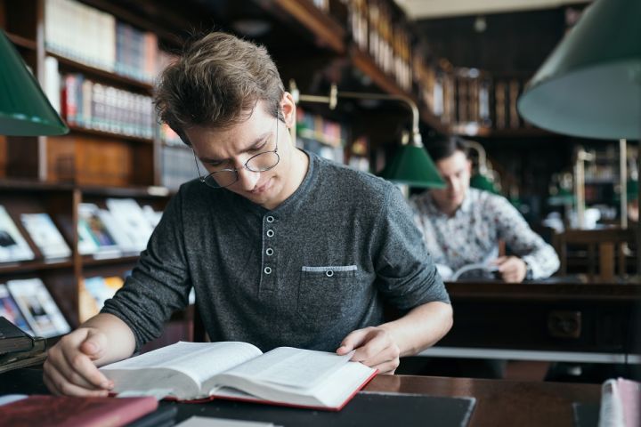 Student uczący się w bibliotece