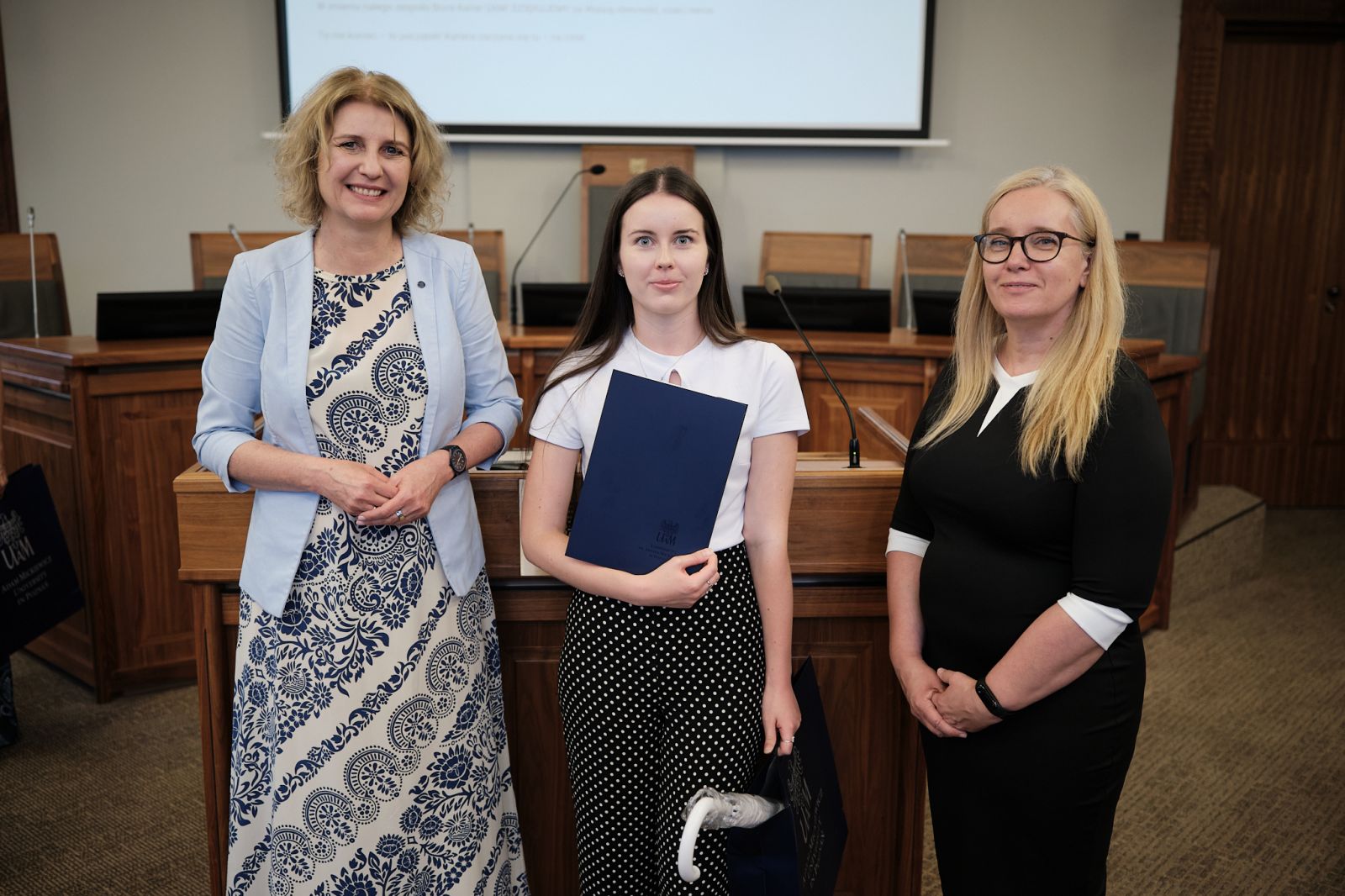 Prorektorka UAM prof. Joanna Wójcik i Kierowniczka Biura Karier Dorota Pisula z osobą nagrodzoną.