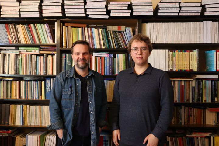 Michał Larek i Krzysztof Żerko. W tle regał z książkami.