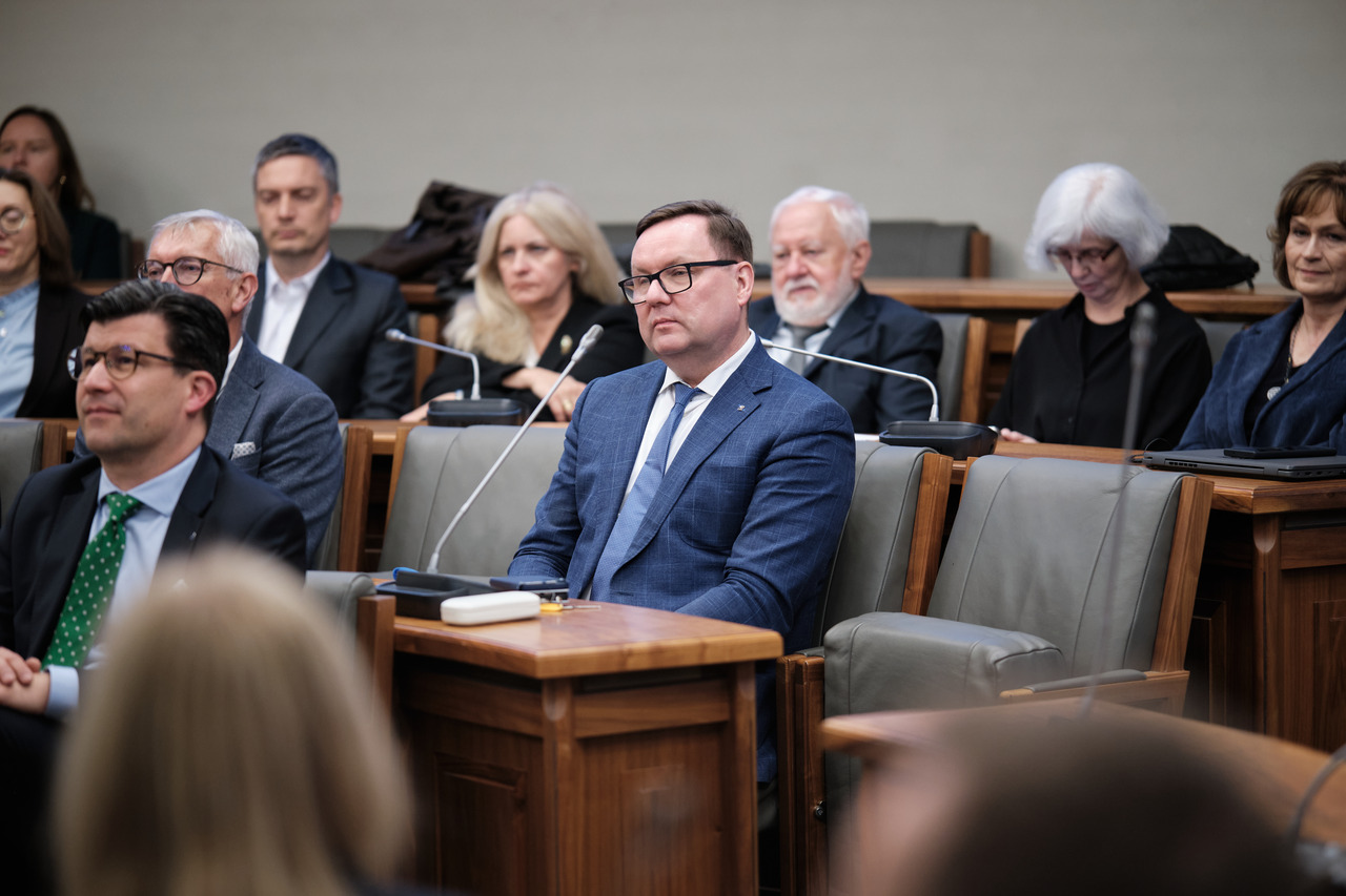Uczestnicy wydarzenia siedzący w sali Uniwersytetu im. Adama Mickiewicza w Poznaniu.