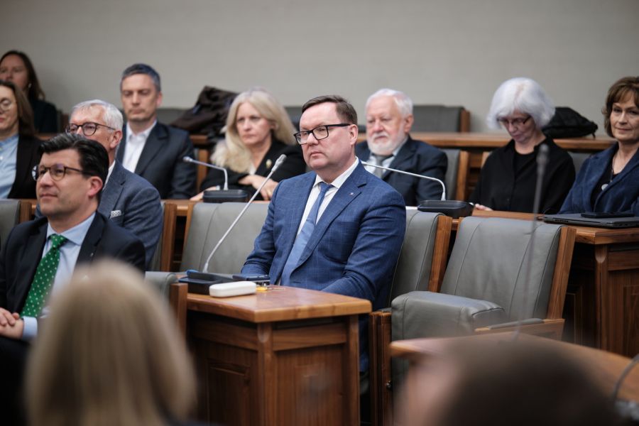 Uczestnicy wydarzenia siedzący w sali Uniwersytetu im. Adama Mickiewicza w Poznaniu.