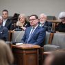 Uczestnicy wydarzenia siedzący w sali Uniwersytetu im. Adama Mickiewicza w Poznaniu.