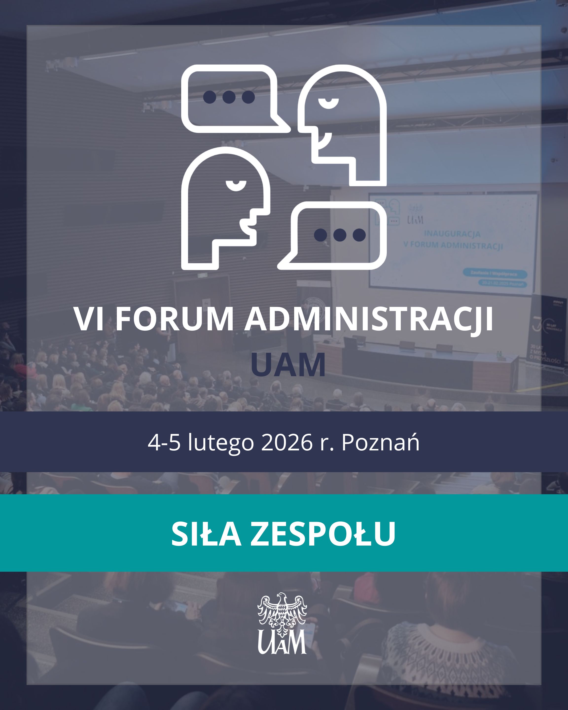 Plakat VI Forum Administracji UAM pod hasłem „Siła zespołu”, które odbędzie się w Poznaniu w dniach 4–5 lutego 2026 r. W tle zdjęcie sali konferencyjnej wypełnionej uczestnikami, na górze grafika przedstawiająca rozmowę osób w formie ikon z dymkami.